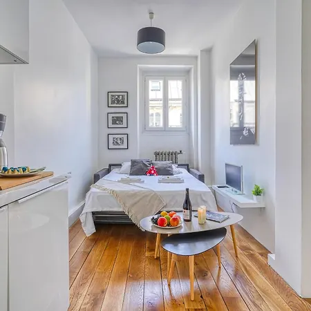 Studio Renove Et Idealement Situe, Place Vendome Paris