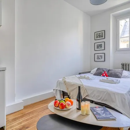 Studio Renove Et Idealement Situe, Place Vendome Paris